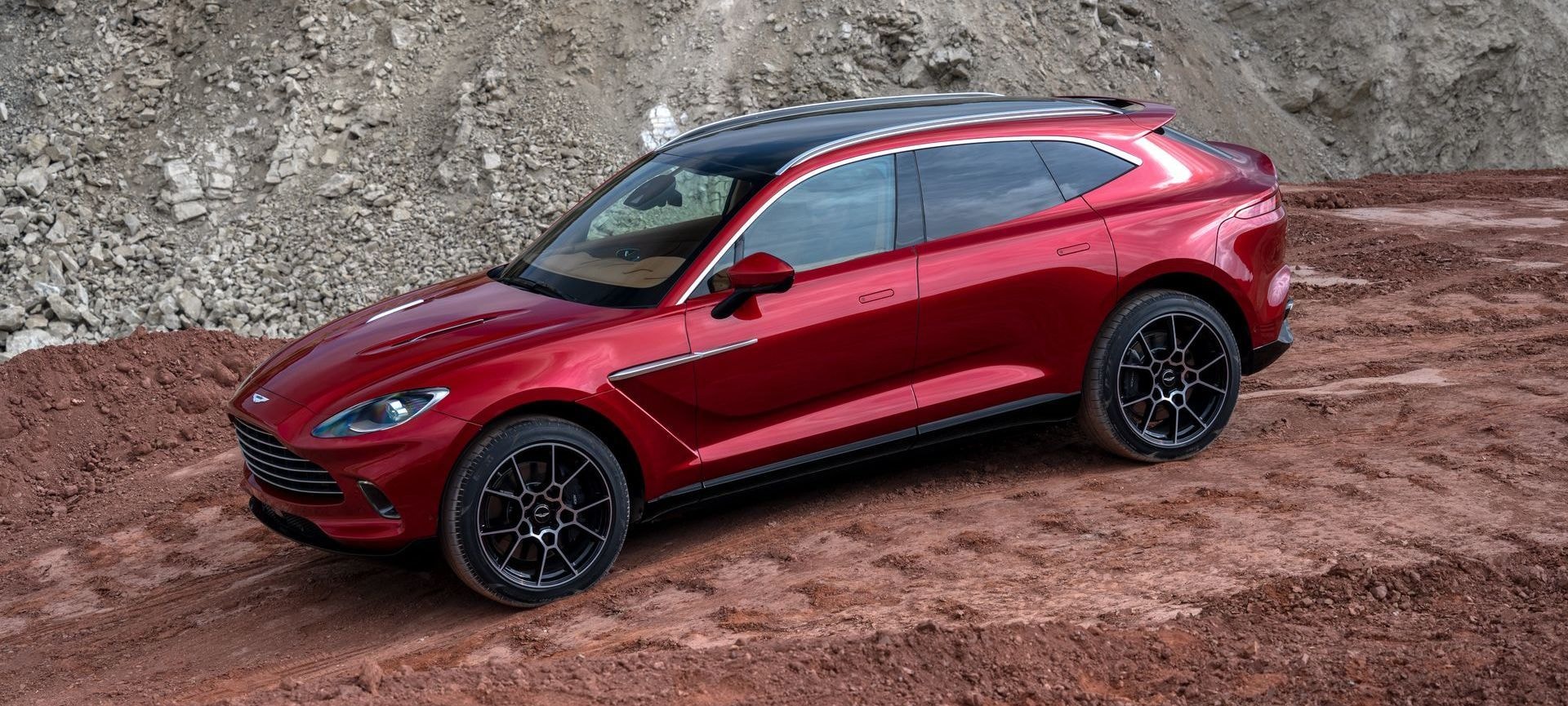 La versatilidad del Aston Martin DBX, mostrando su capacidad todoterreno.