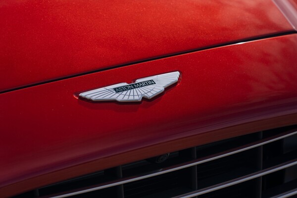 Detalle del emblema Aston Martin, sinónimo de lujo y deportividad. Detalle del emblema Aston Martin, sinónimo de lujo y deportividad.
