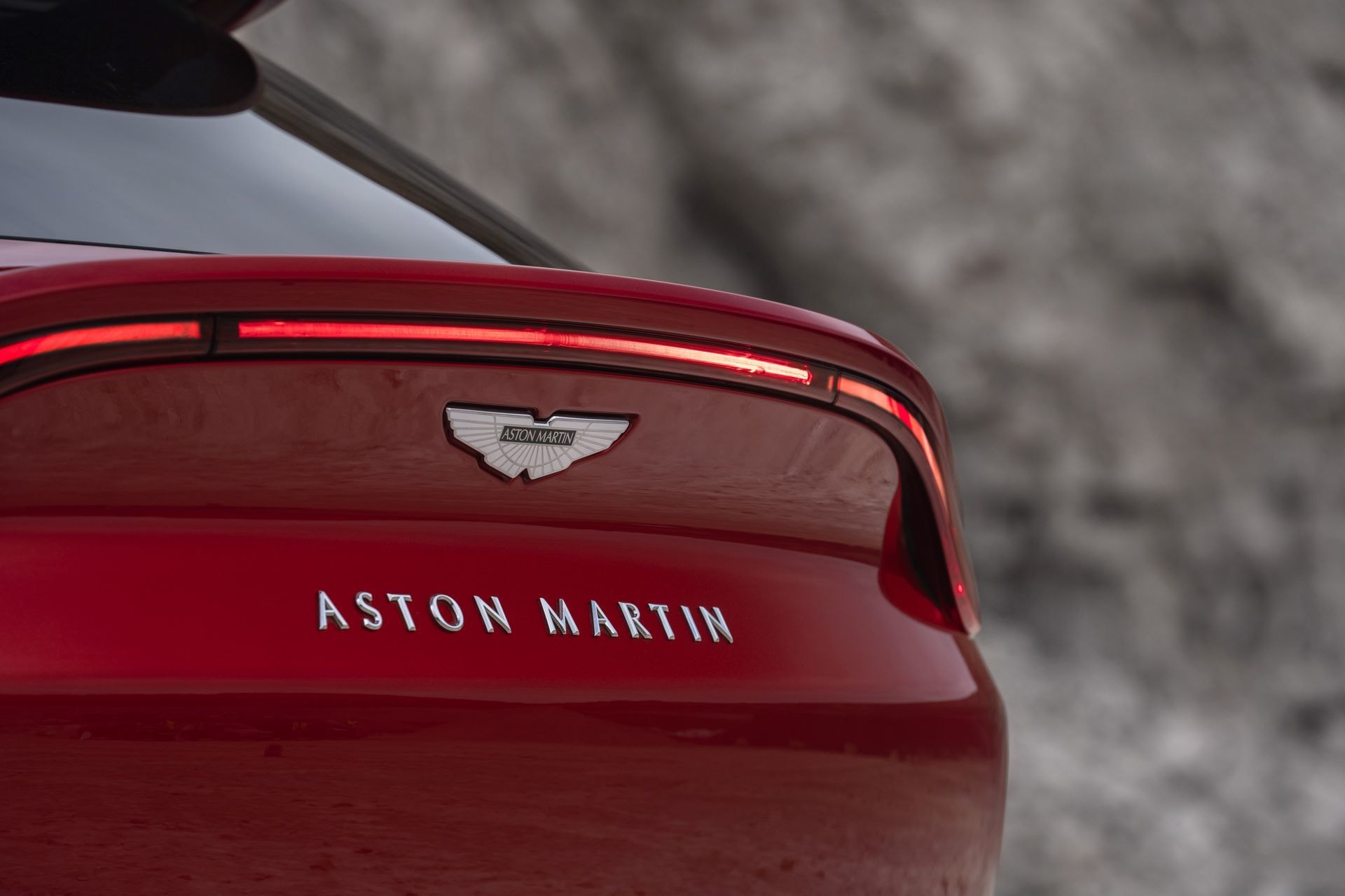 Primer plano del emblema de Aston Martin en el DBX, simbolizando su herencia.
