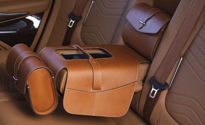 Elegancia interior con asientos de cuero marrón, refinamiento y confort. Elegancia interior con asientos de cuero marrón, refinamiento y confort.