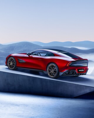 Vista trasera del interior con asientos de cuero en el Aston Martin Vanquish. Vista trasera del interior con asientos de cuero en el Aston Martin Vanquish.