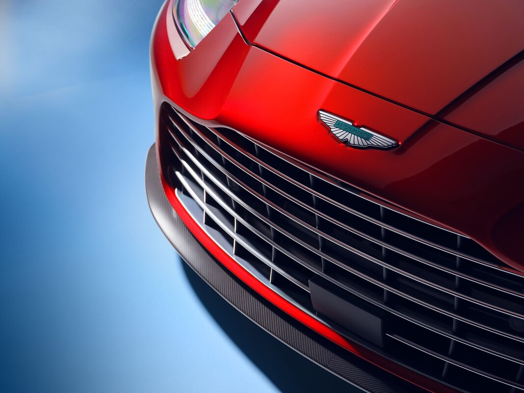 Con una parrilla imponente, el Aston Martin Vanquish irradia elegancia y deportividad. Con una parrilla imponente, el Aston Martin Vanquish irradia elegancia y deportividad.
