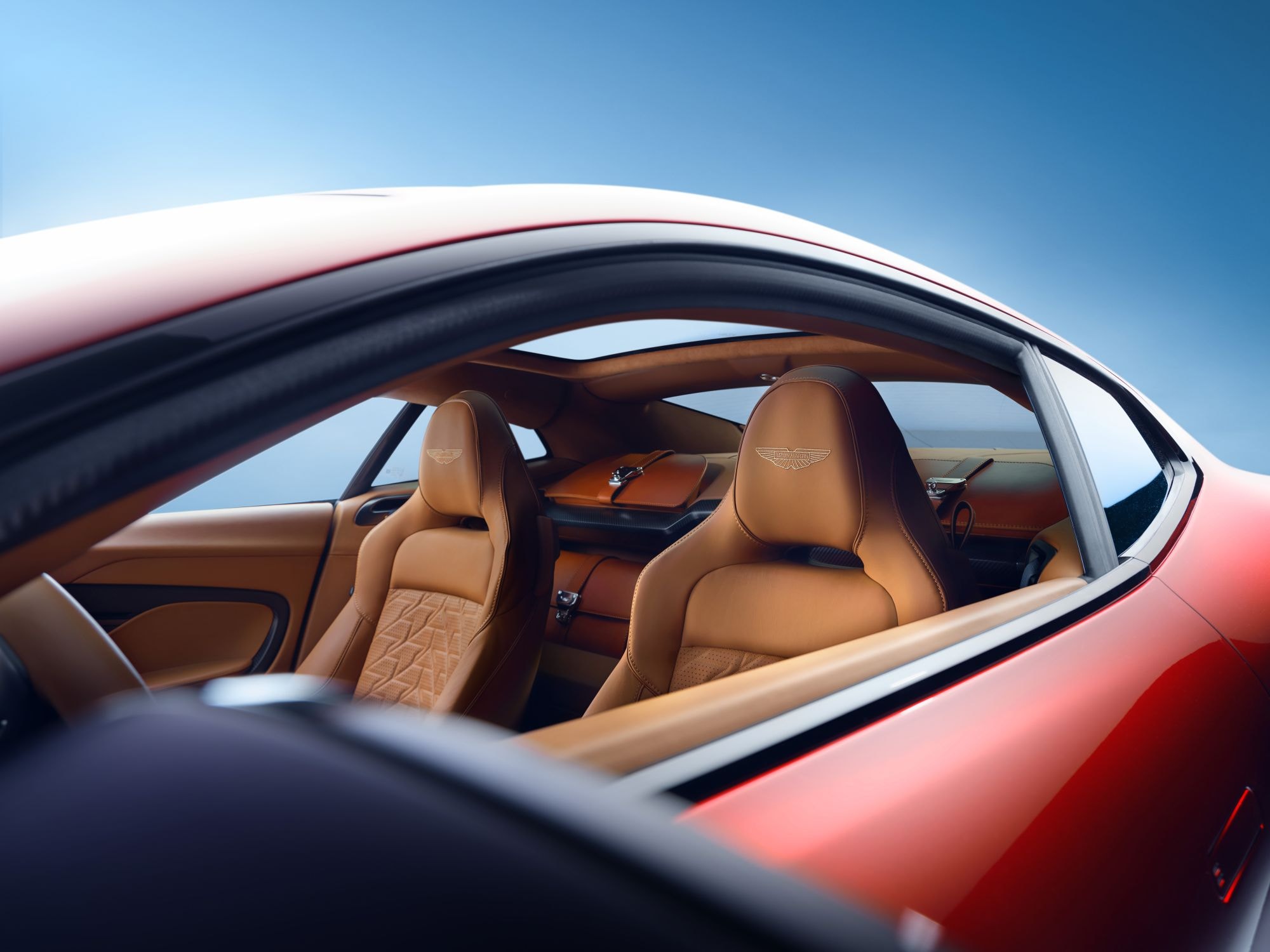 Impresionante ángulo del frente, donde la elegancia se fusiona con la agresividad.