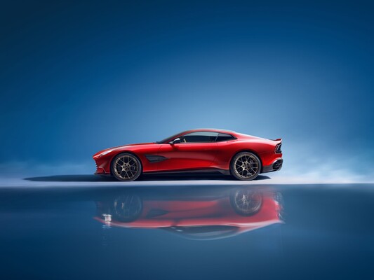 Perspectiva lateral del Aston Martin Vanquish que resalta su elegancia y potencia. Perspectiva lateral del Aston Martin Vanquish que resalta su elegancia y potencia.