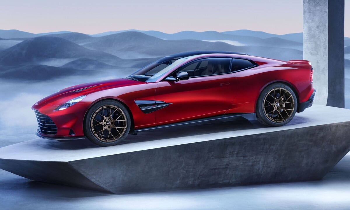 Vista del interior del Aston Martin Vanquish, donde destaca la calidad de los asientos. Vista del interior del Aston Martin Vanquish, donde destaca la calidad de los asientos.