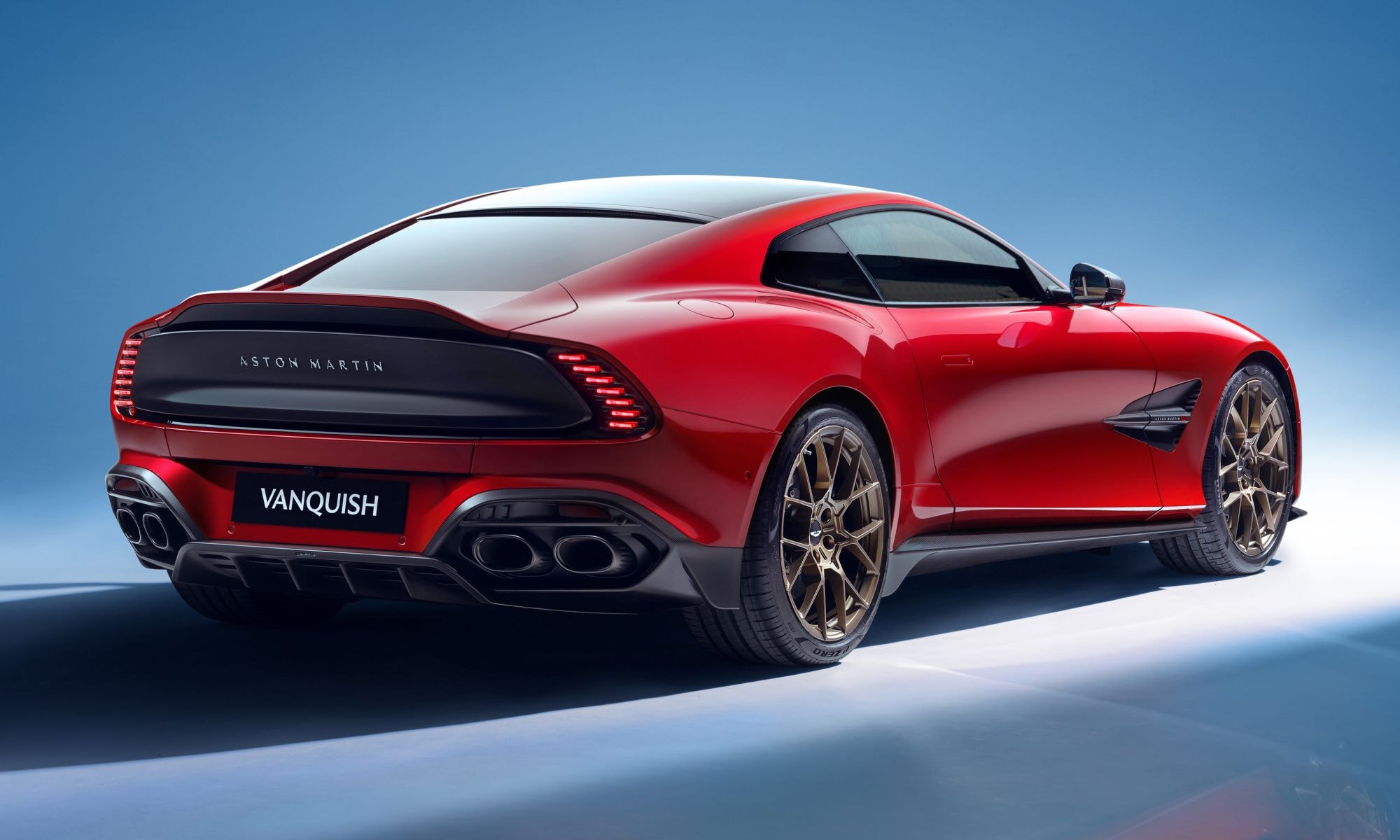 Aston Martin Vanquish en una perspectiva lateral que resalta su diseño dinámico.