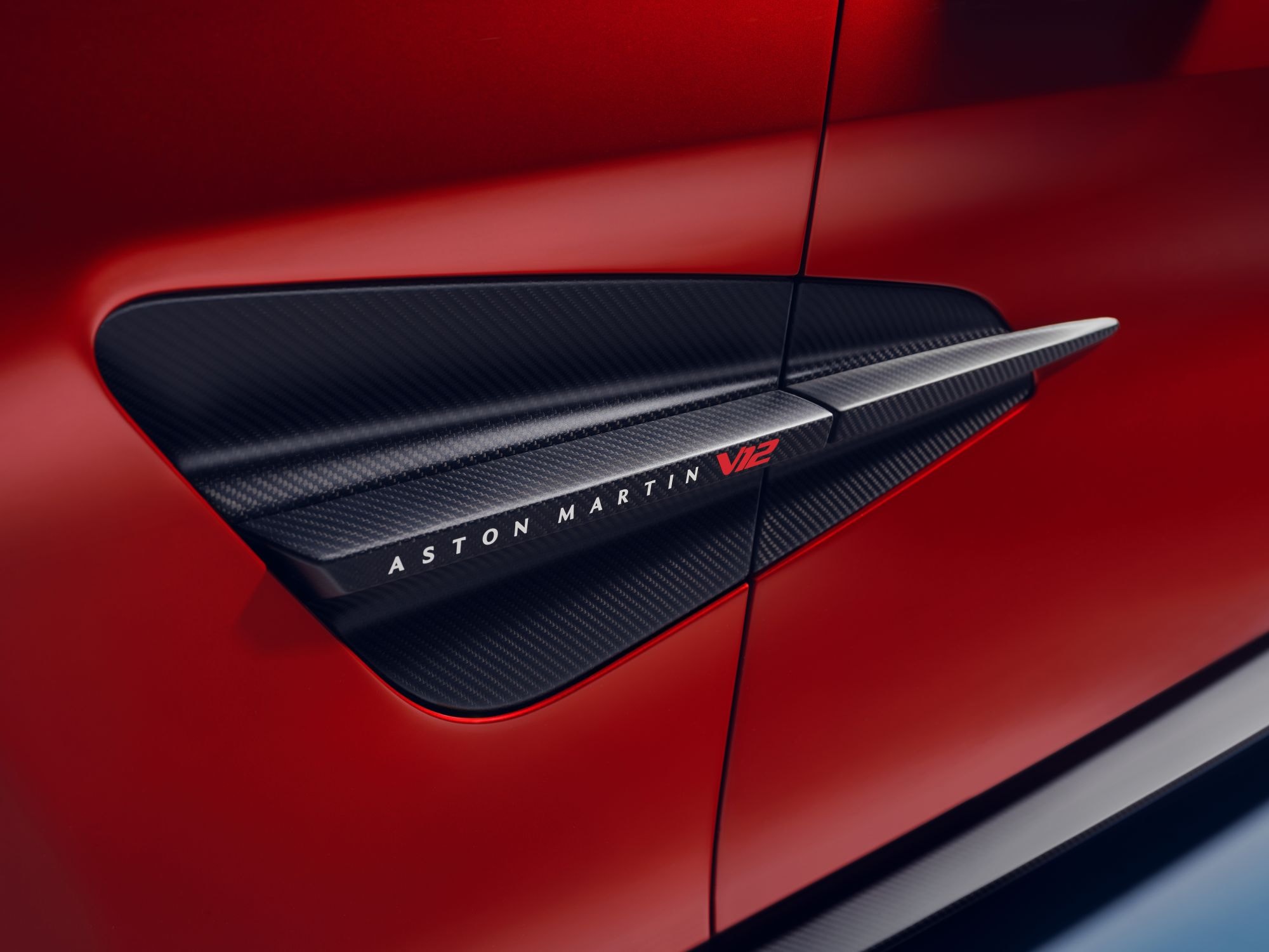 Vista trasera del Aston Martin Vanquish, resalta su aerodinámica y diseño distintivo.