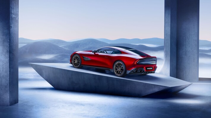 Vista trasera del Aston Martin Vanquish en un entorno minimalista. Vista trasera del Aston Martin Vanquish en un entorno minimalista.
