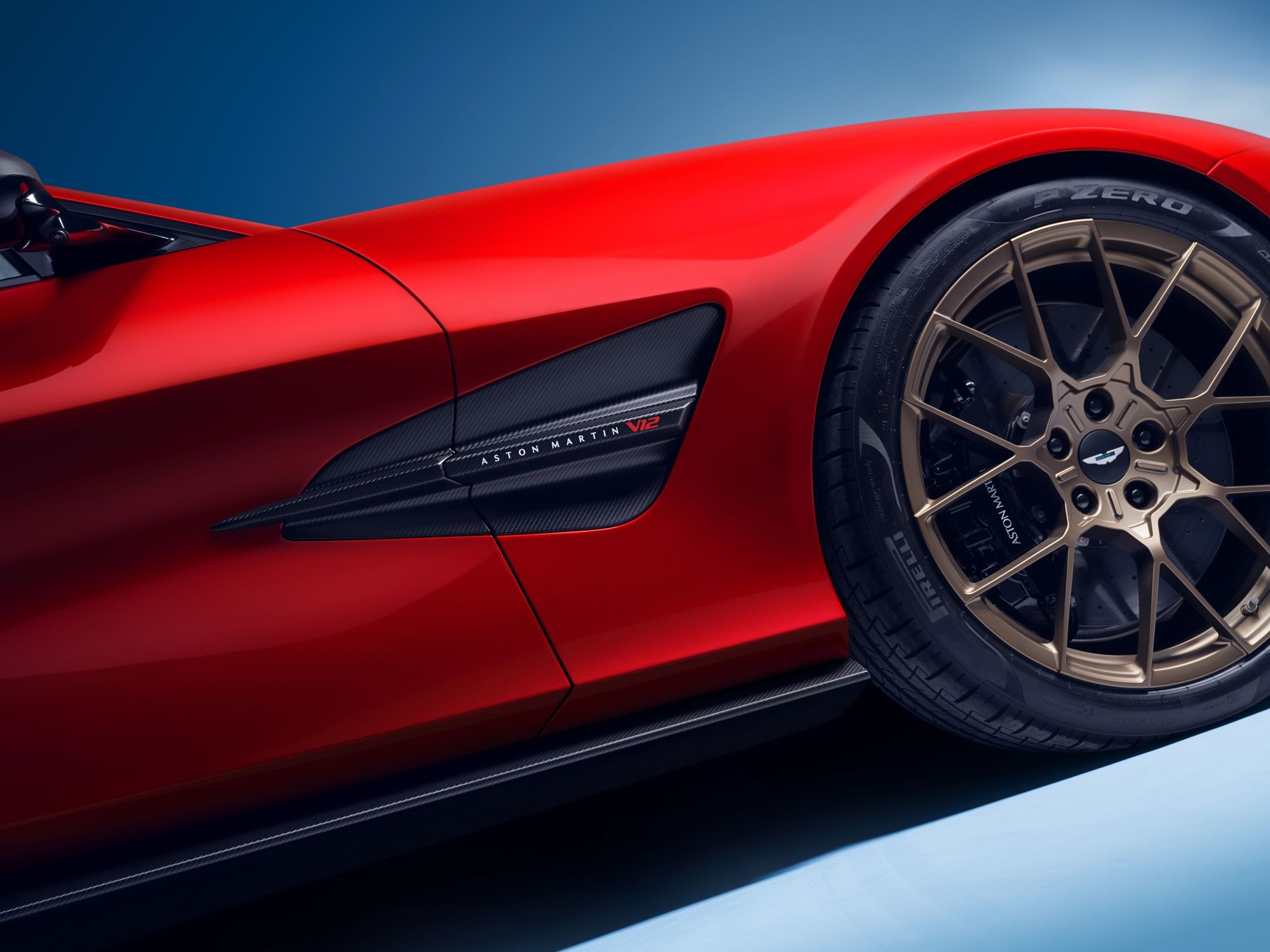 Impresionante vista trasera del Aston Martin Vanquish, mostrando sus líneas aerodinámicas.