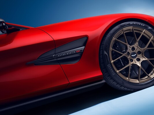 Impresionante vista trasera del Aston Martin Vanquish, mostrando sus líneas aerodinámicas. Impresionante vista trasera del Aston Martin Vanquish, mostrando sus líneas aerodinámicas.