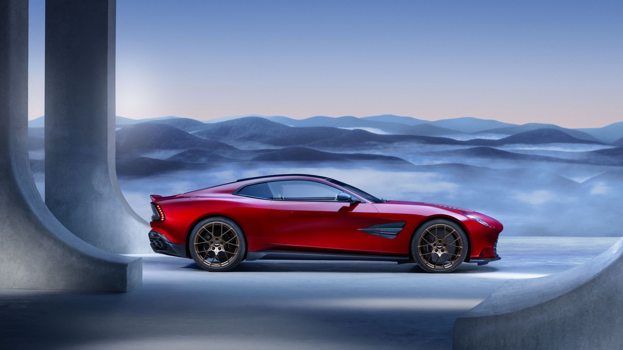 Imagen del Aston Martin Vanquish desde un ángulo lateral, resaltando su impacto visual.