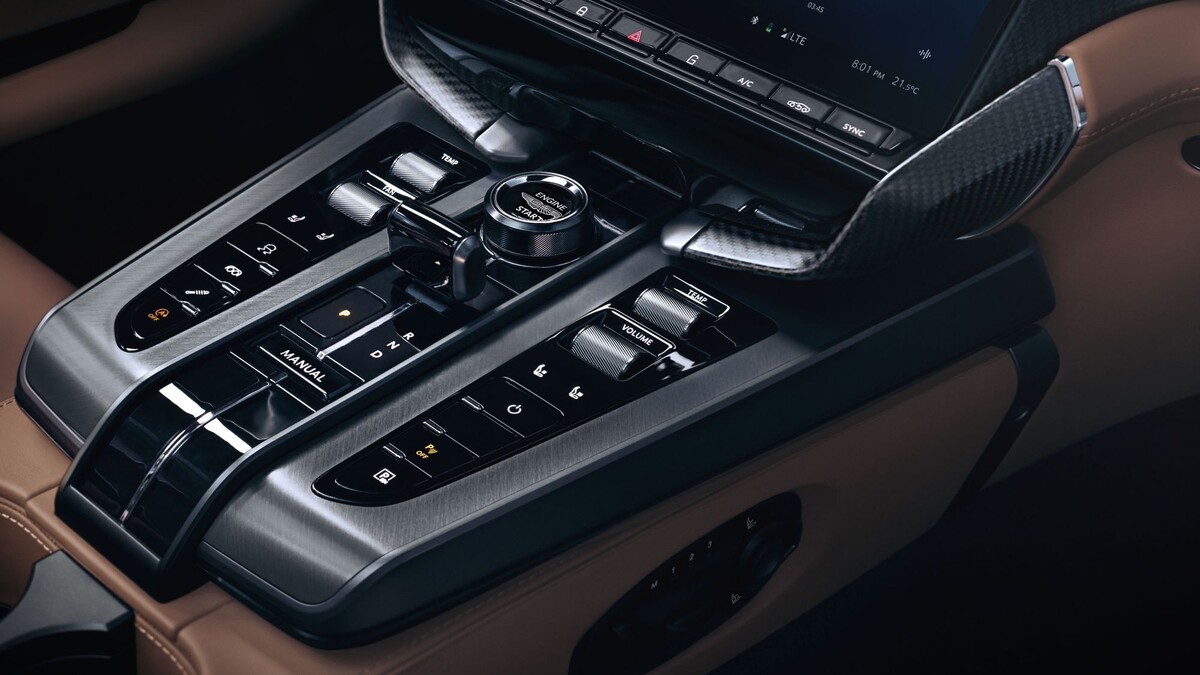 Vista completa del interior del Aston Martin Vanquish, elegante y sofisticado. Vista completa del interior del Aston Martin Vanquish, elegante y sofisticado.