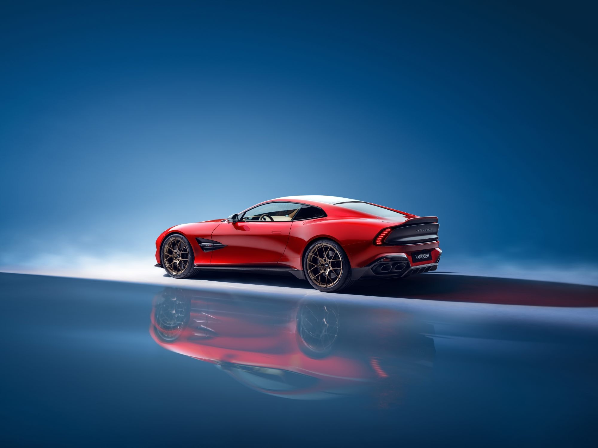 Vista trasera del Aston Martin Vanquish, destacando detalles de su diseño.