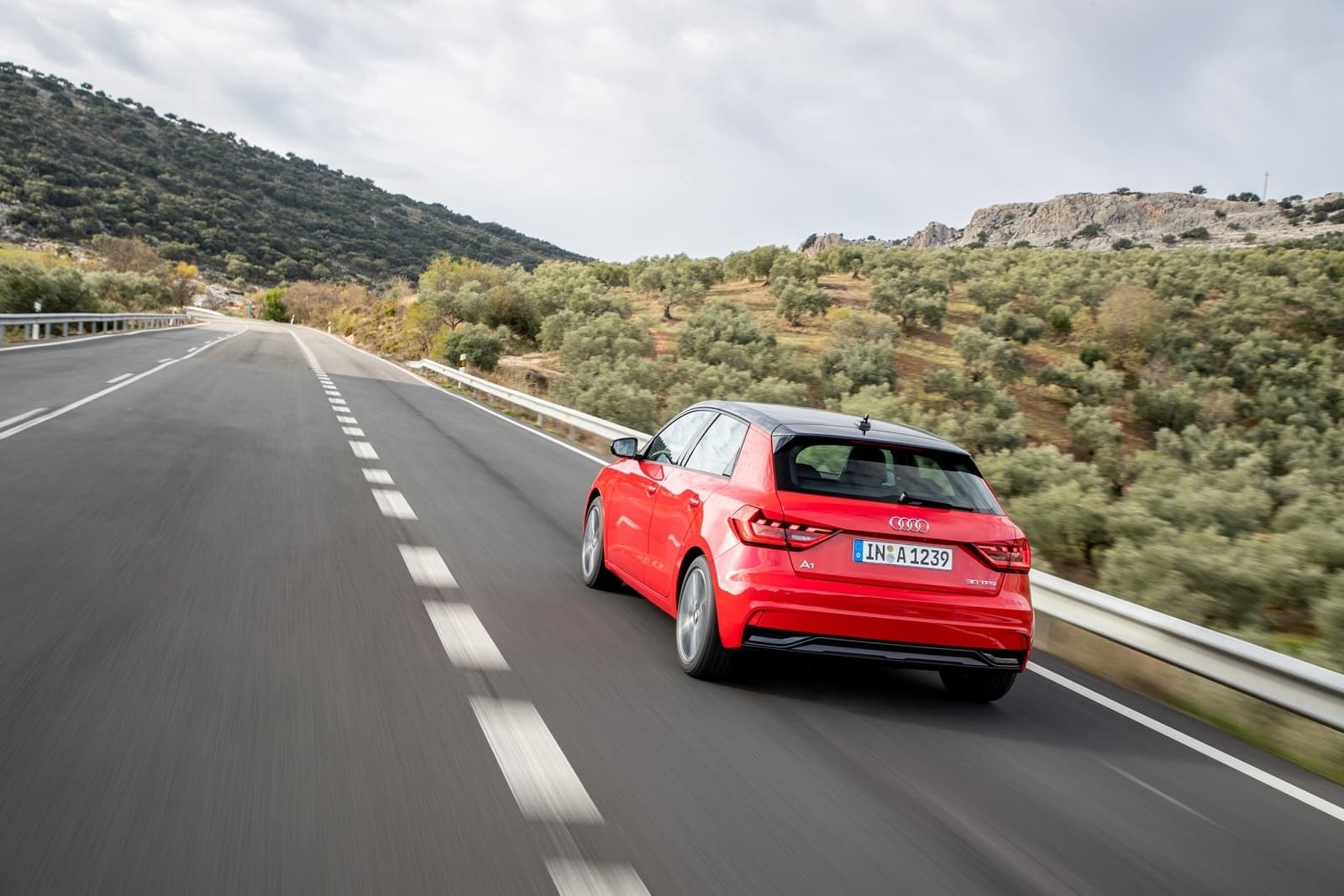 Trasera del Audi A1 mostrando líneas deportivas y aerodinámicas que capturan miradas.
