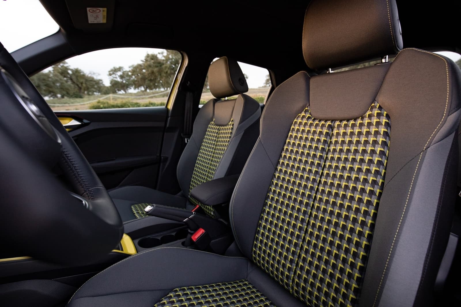 Asientos deportivos del Audi A1 con incrustaciones en color amarillo.