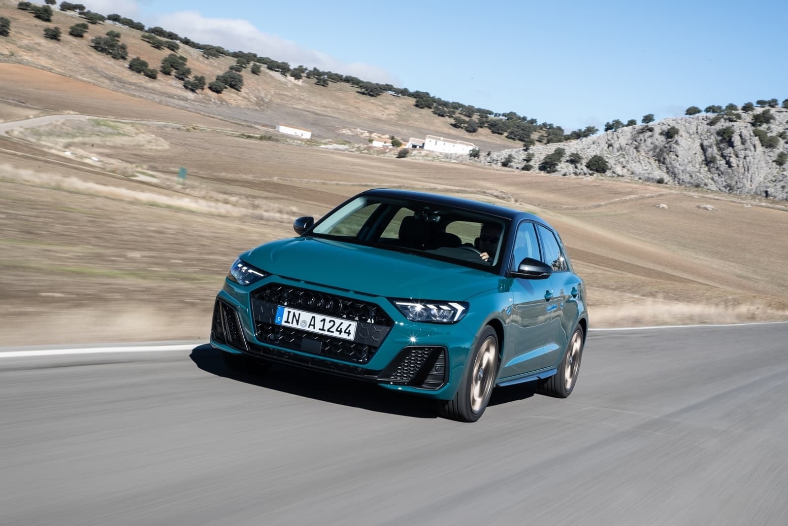 Vista frontal del Audi A1 en movimiento, reflejando su estética dinámica y elegante.