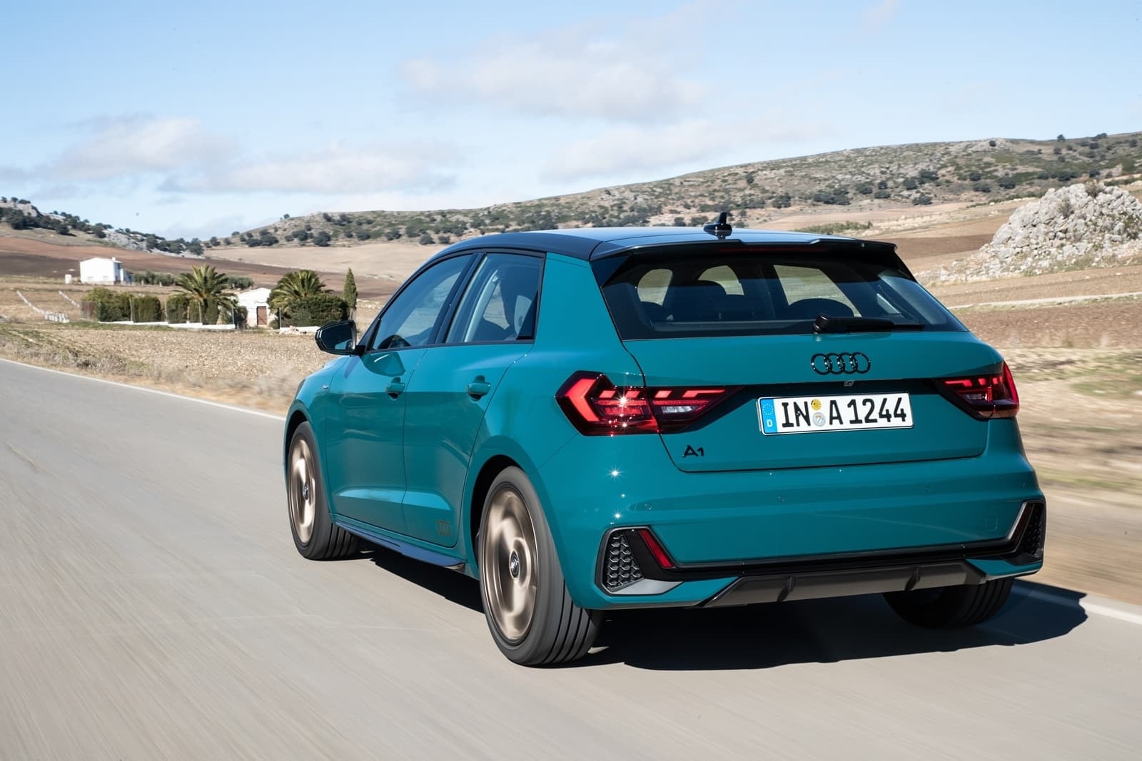 Imagen trasera del Audi A1 en azul, donde se aprecia su diseño compacto y deportivo.