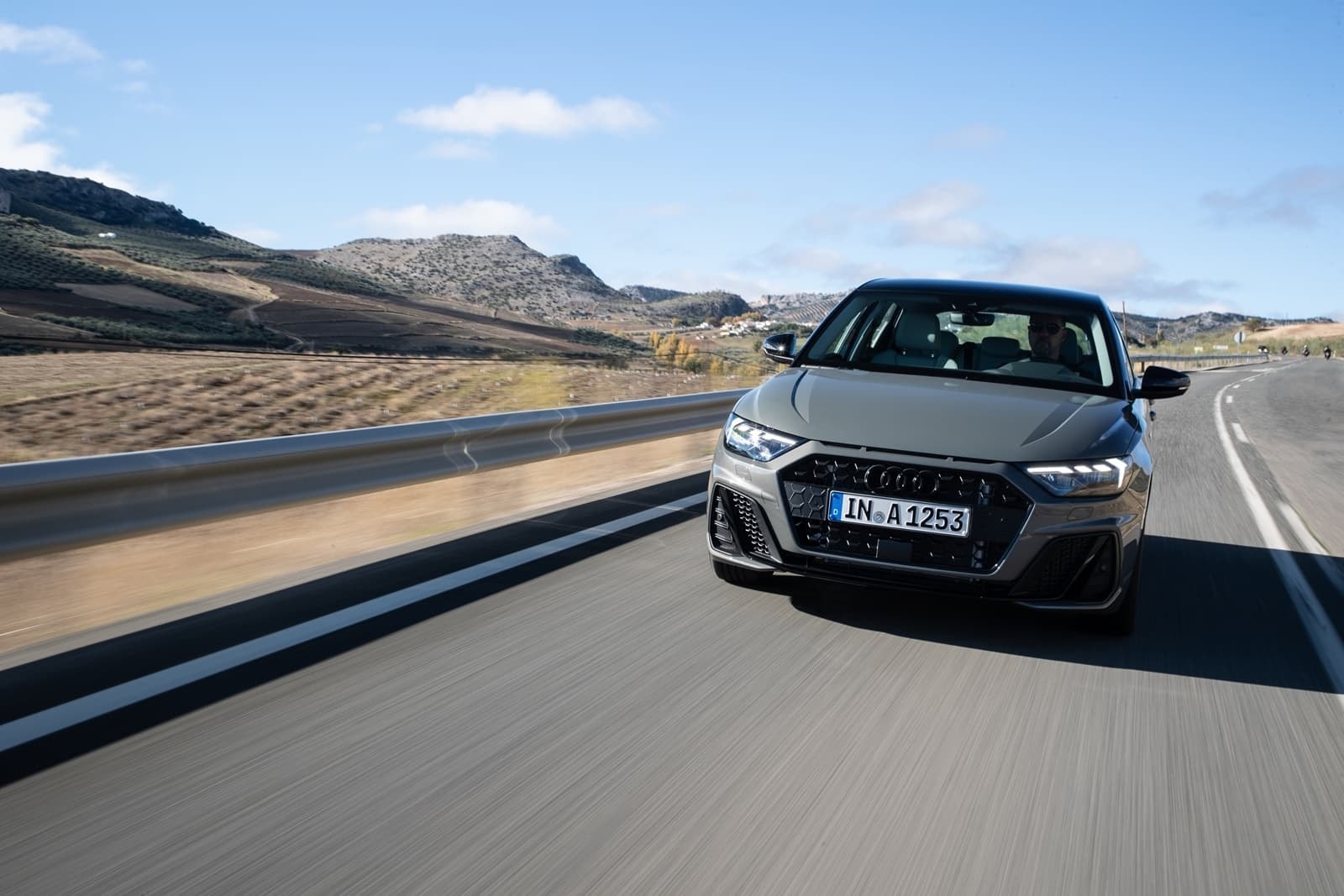 Imagen en conducción diurna del Audi A1 resaltando su perfil delantero y lateral.