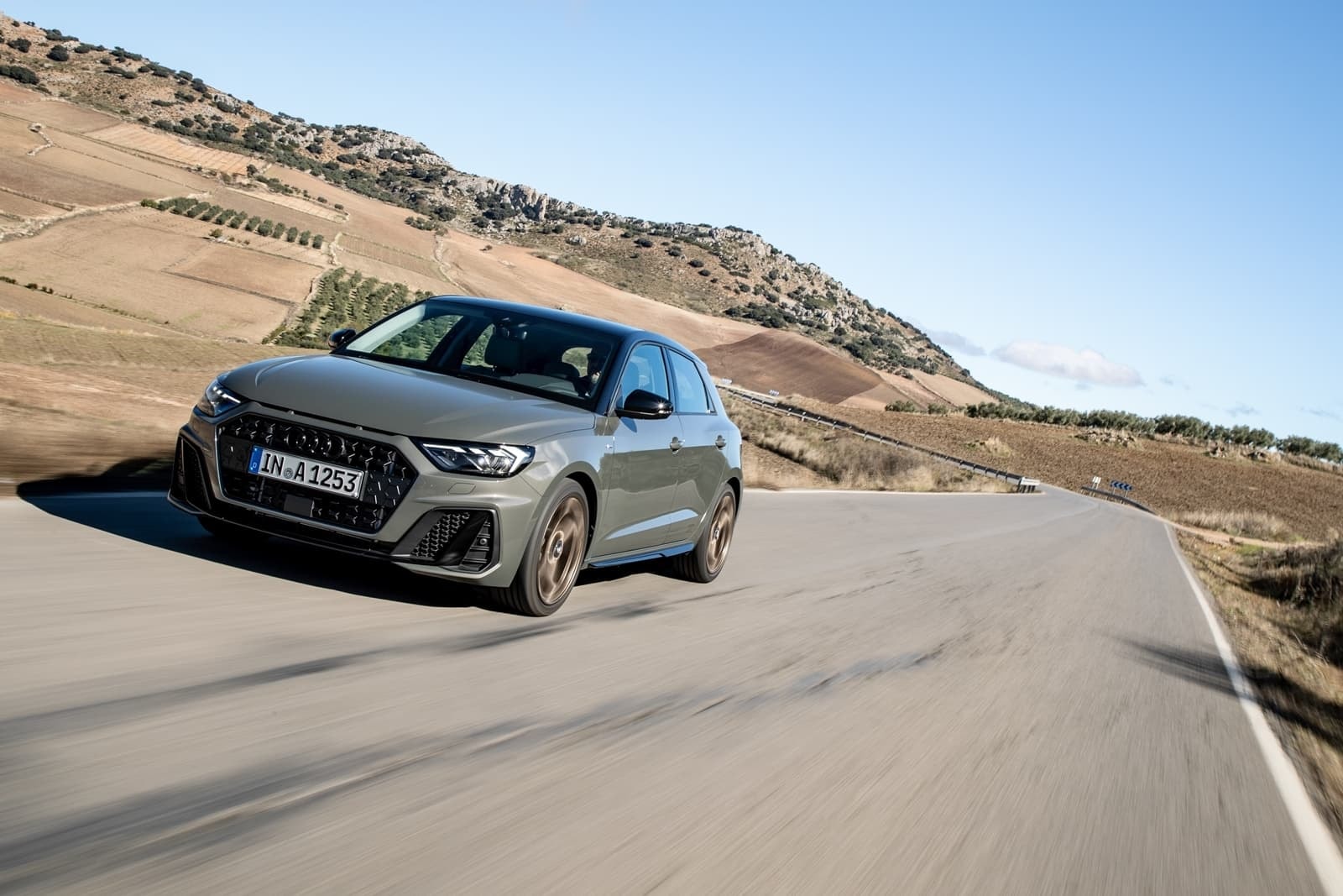 Audi A1 en su entorno natural: la carretera, perfilando su diseño frontal y lateral.
