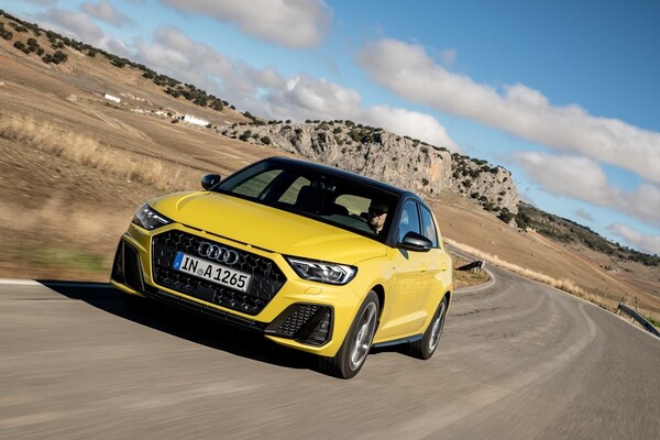 Audi A1 en acción, destacando su perfil lateral en carretera. Audi A1 en acción, destacando su perfil lateral en carretera.