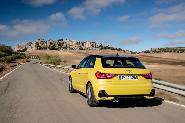Imagen trasera del Audi A1 en carretera abierta, mostrando líneas y acabados. Imagen trasera del Audi A1 en carretera abierta, mostrando líneas y acabados.
