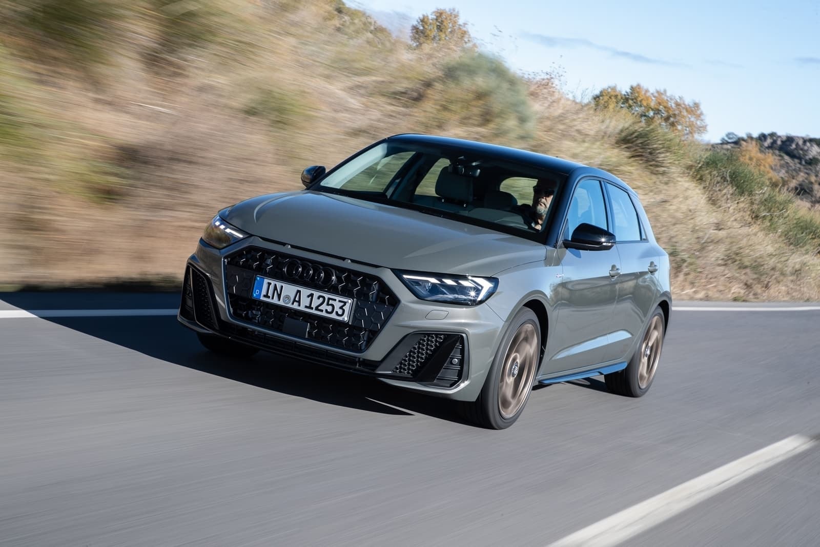Imagen dinámica del Audi A1 mostrando su diseño lateral y frontal.