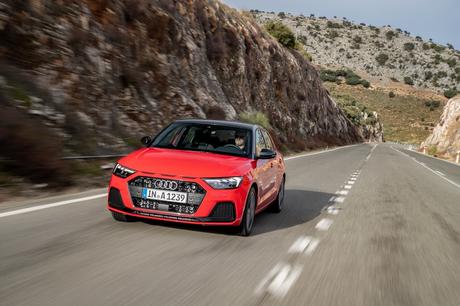 Dinámica y diseño progresista del Audi A1 en plena acción, una fusión de rendimiento y estilo.