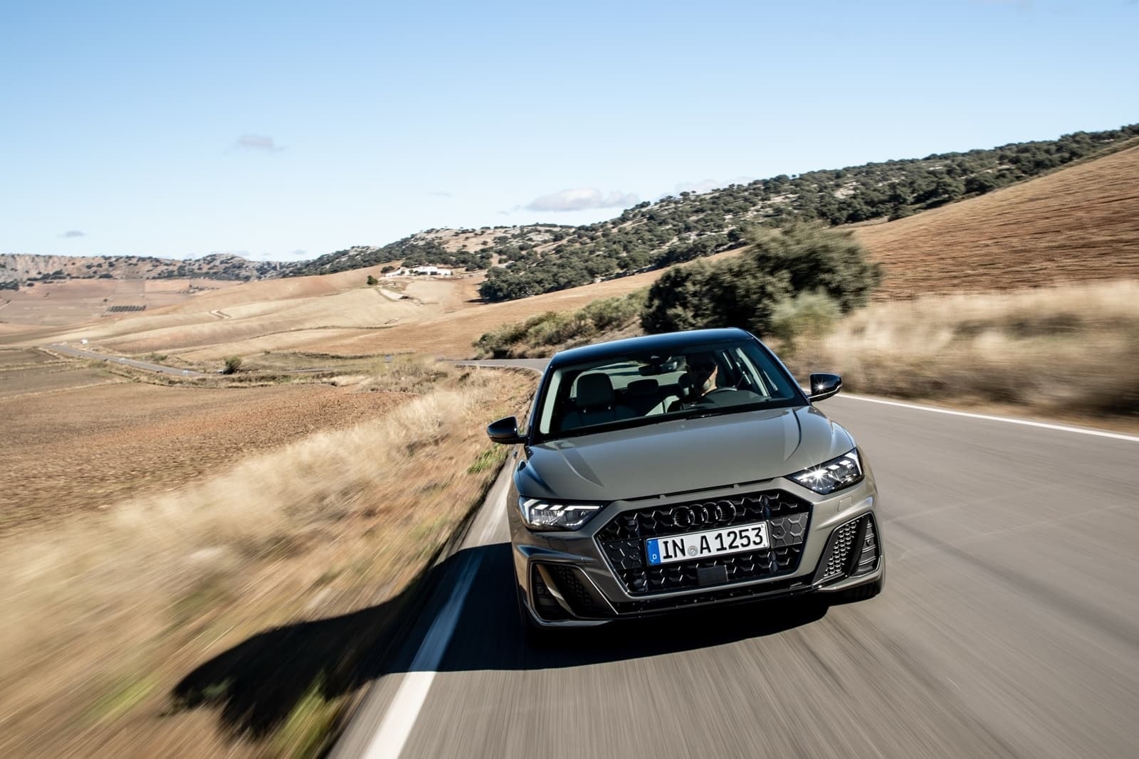 Audi A1 en acción, destacando su dinamismo y diseño frontal.