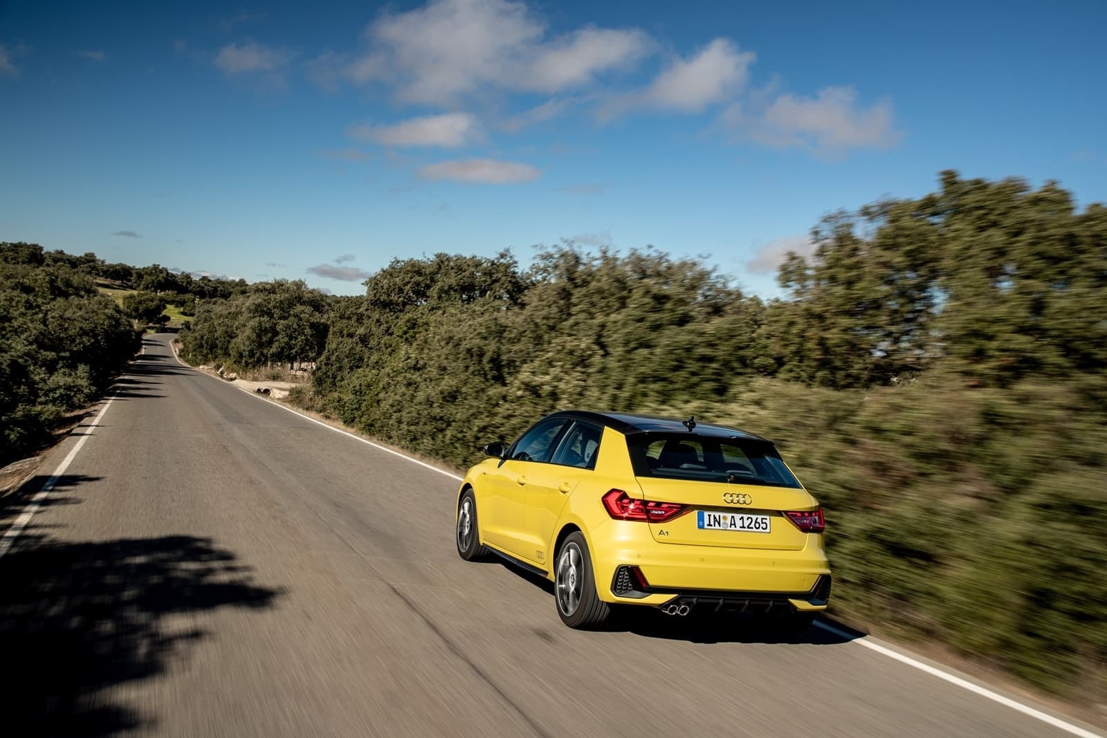 Frontal del Audi A1 tomando curvas, muestra diseño y carácter deportivo.