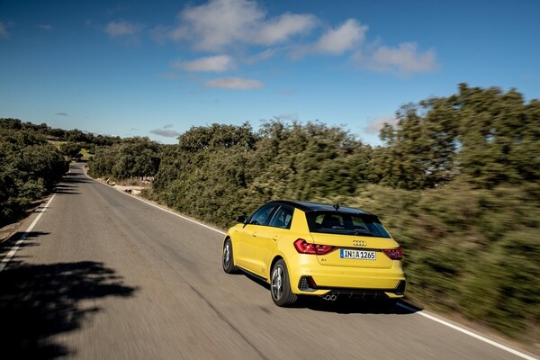 Frontal del Audi A1 tomando curvas, muestra diseño y carácter deportivo. Frontal del Audi A1 tomando curvas, muestra diseño y carácter deportivo.