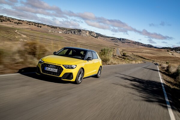Perfil lateral del Audi A1 en movimiento, armonizando con el paisaje. Perfil lateral del Audi A1 en movimiento, armonizando con el paisaje.