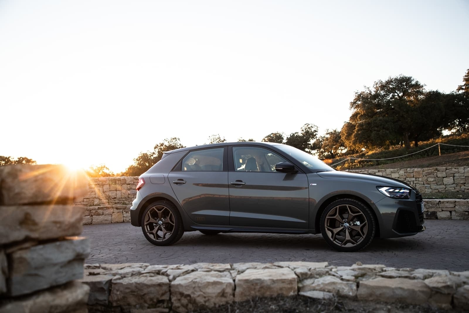 Foto del Audi A1 de lado con una puesta de sol de fondo, exhibiendo su diseño lateral.