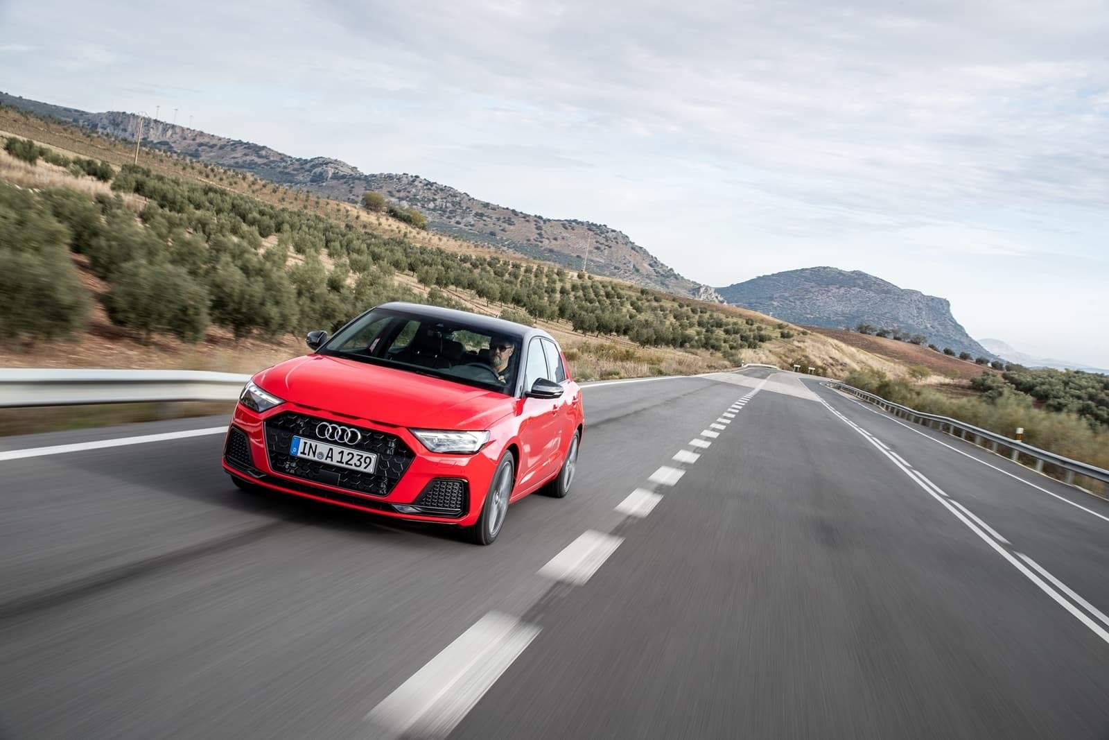 El Audi A1 en color rojo, exhibiendo su esencia deportiva y juvenil en movimiento.