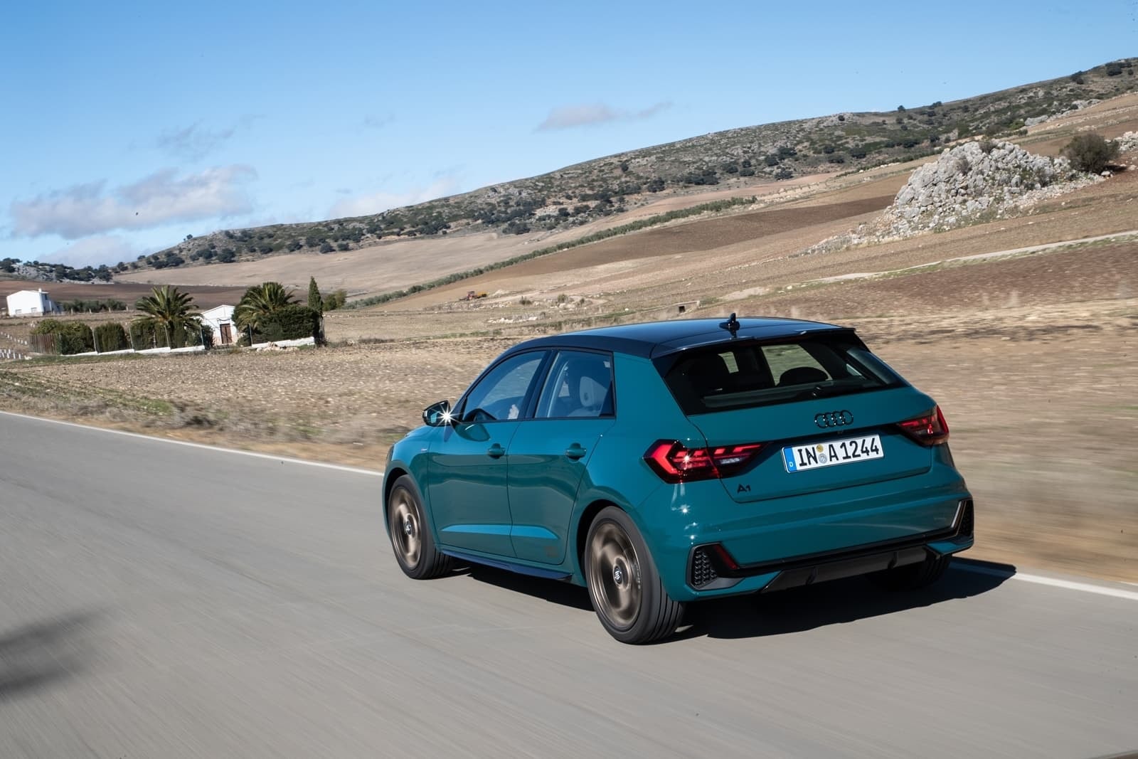 Audi A1 Sportback en desplazamiento, toma trasera clara.