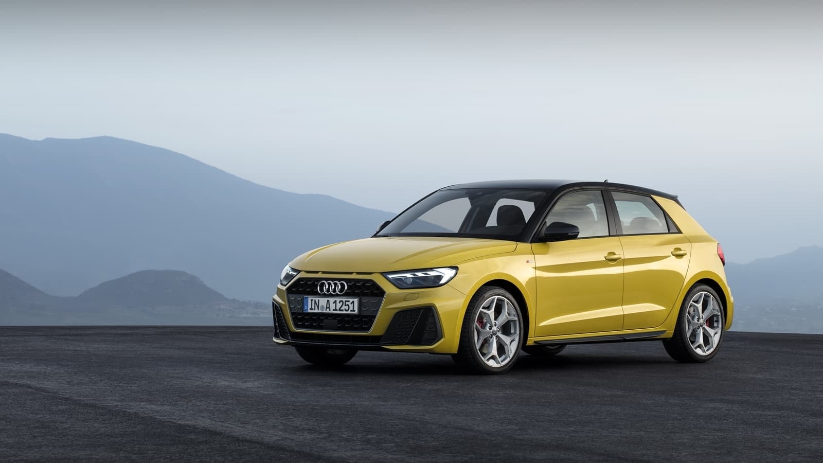 Imagen frontal lateral del Audi A1 Sportback con una visión completa de su diseño.