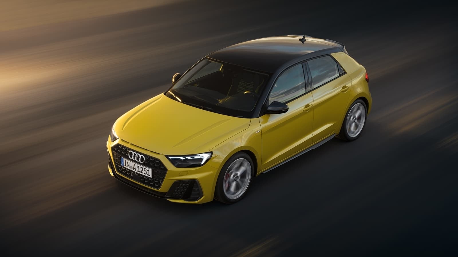 Audi A1 Sportback en movimiento, enfatizando su diseño lateral y dinamismo.