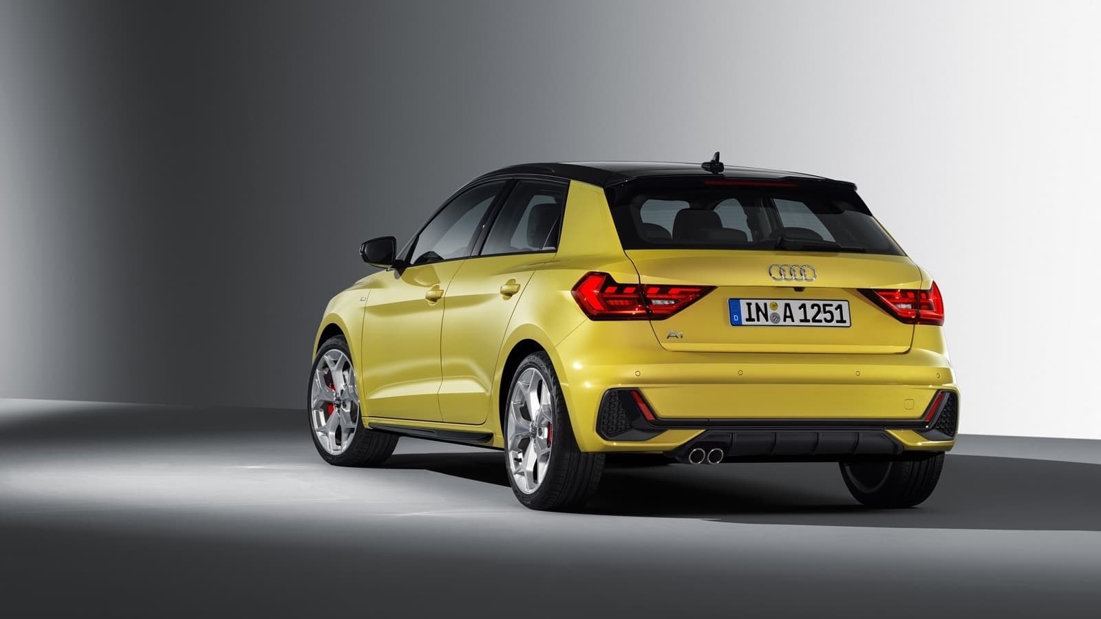 Vista dinámica trasera del Audi A1 Sportback resaltando su deportividad.
