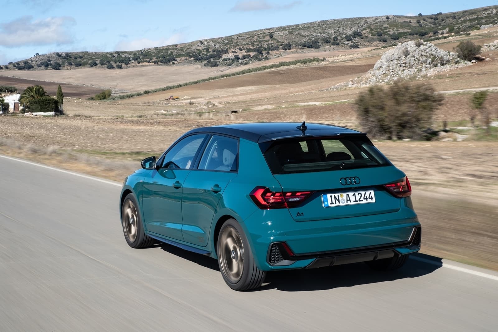 Vista trasera del Audi A1 Sportback en carretera.