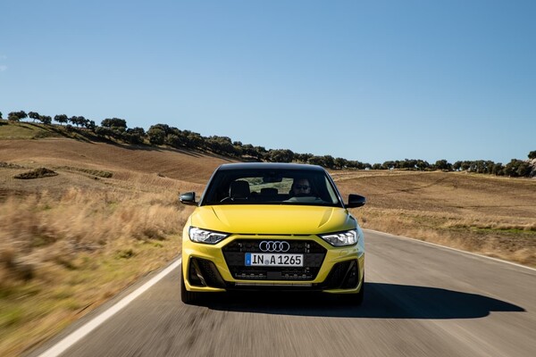 Perfil lateral del Audi A1 en carretera, énfasis en su diseño deportivo. Perfil lateral del Audi A1 en carretera, énfasis en su diseño deportivo.