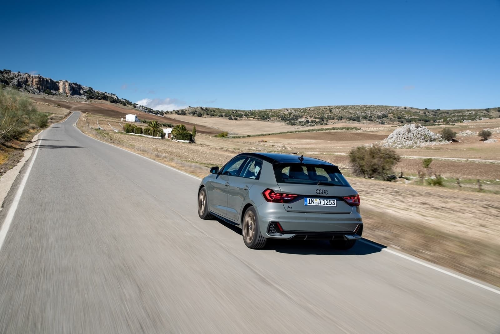 Imponente vista trasera del Audi A1 en movimiento.