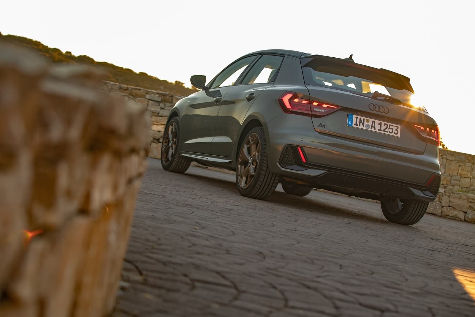 Perspectiva trasera del Audi A1 mostrando un diseño deportivo y moderno.