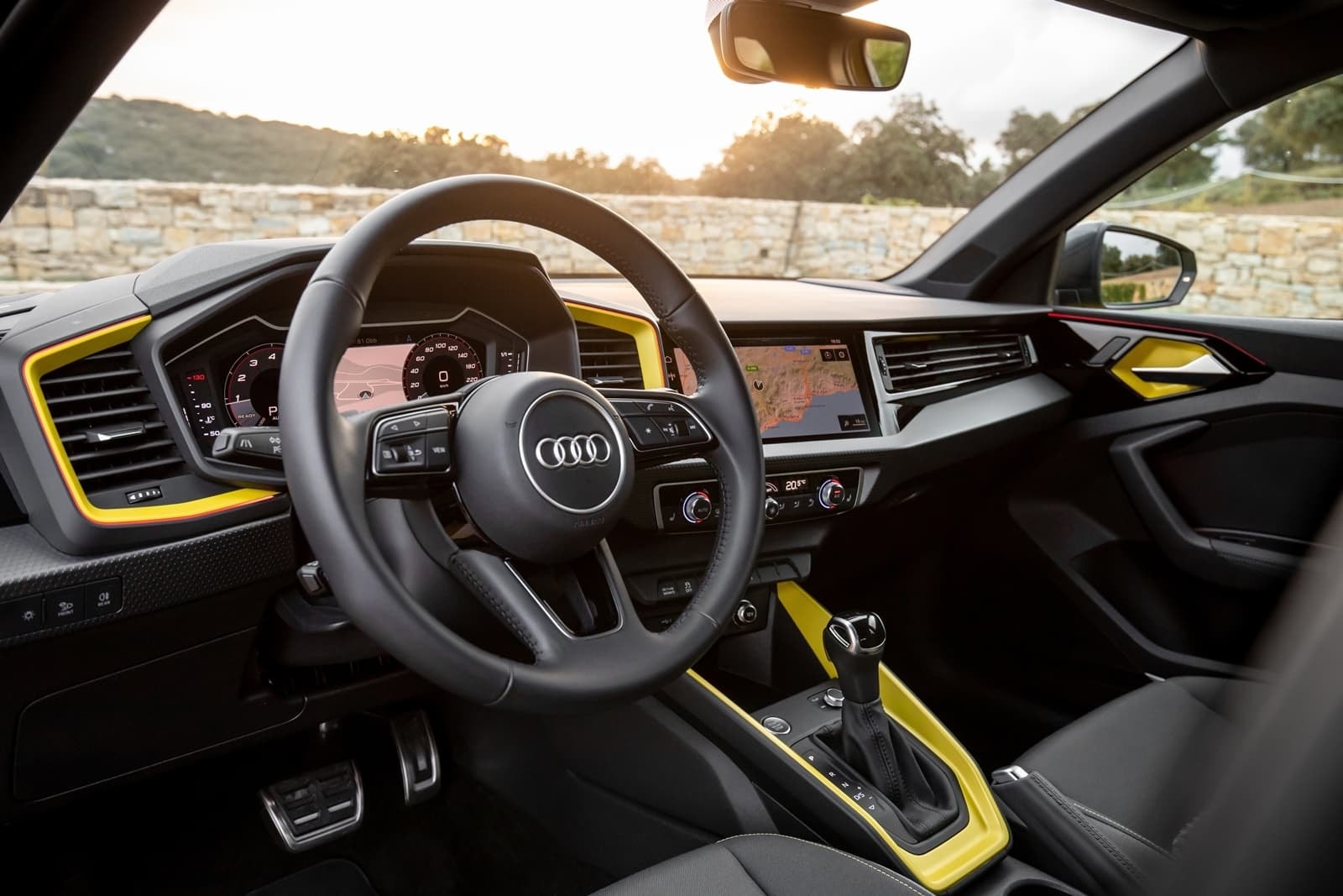 Cockpit del Audi A1 con detalles amarillos coordinados con exterior.