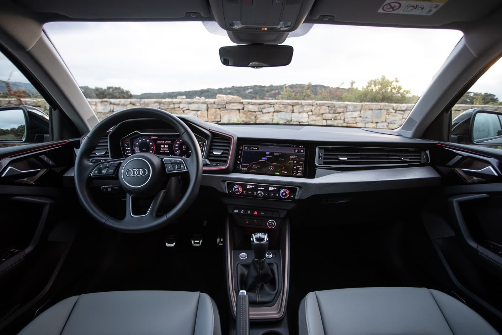 Vista del habitáculo del Audi A1 Sportback, destacando su diseño interior y funcionalidades.