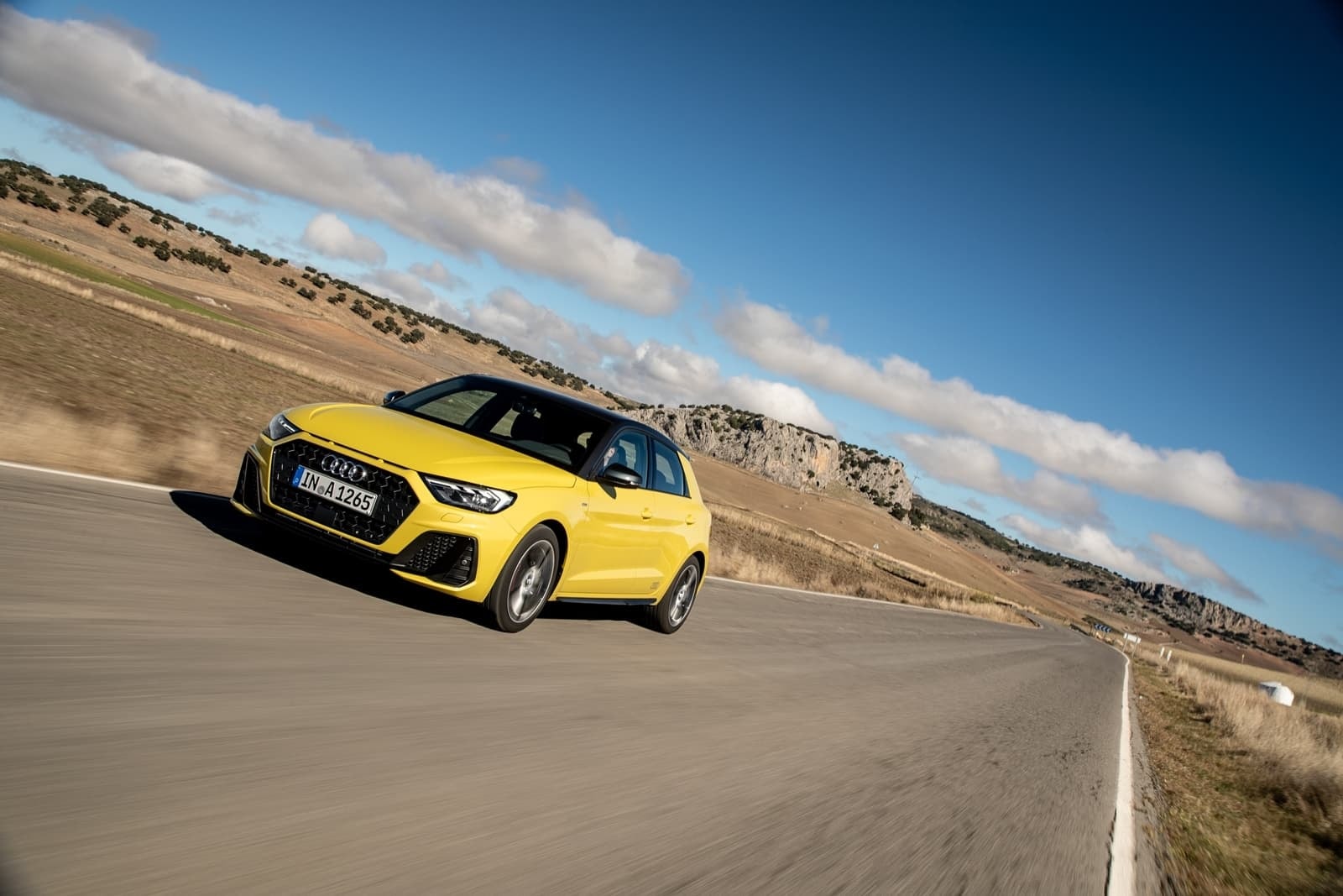 Consola y cambio de marchas del Audi A1 con detalles en amarillo.
