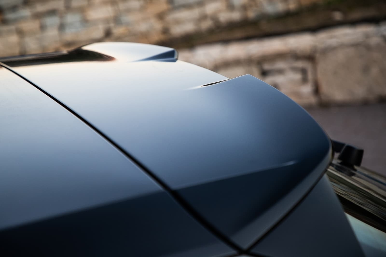 Close-up del alerón trasero que acentúa la aerodinámica del Audi A1.