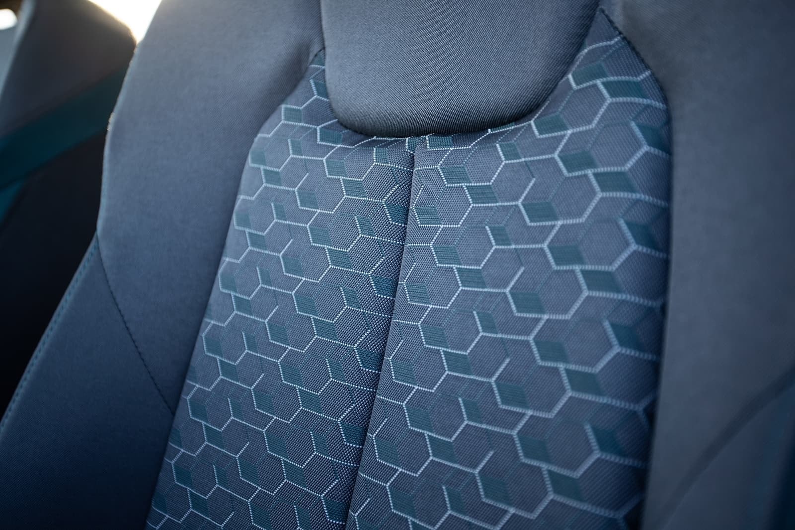Detalle del asiento del Audi A1, con un patrón de diseño geométrico en tela.