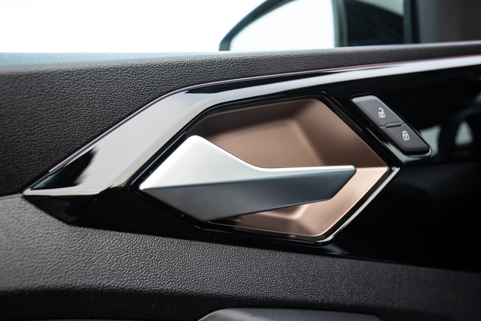 Manija de la puerta y control de ventana en diseño moderno.