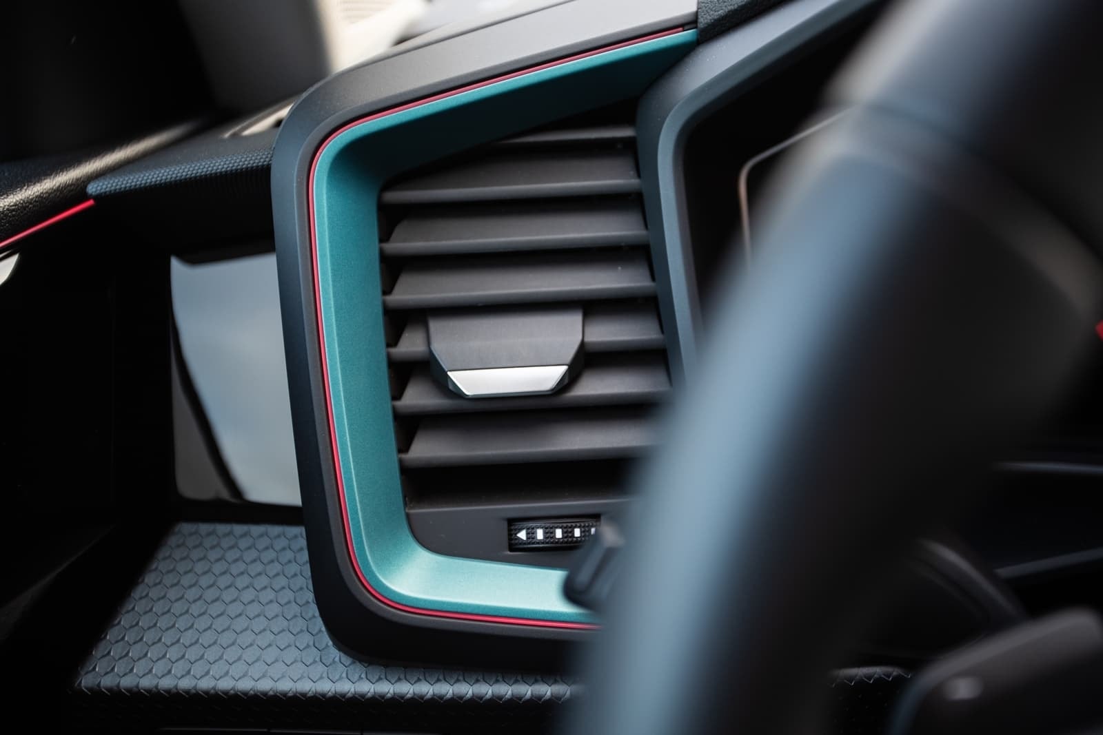 Detalle de la salida de aire del Audi A1 con acentos de color, diseño y ergonomía destacados.