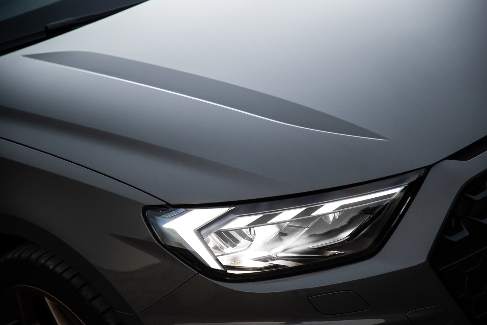 Foco delantero con tecnología LED, reflejando el diseño vanguardista de Audi.