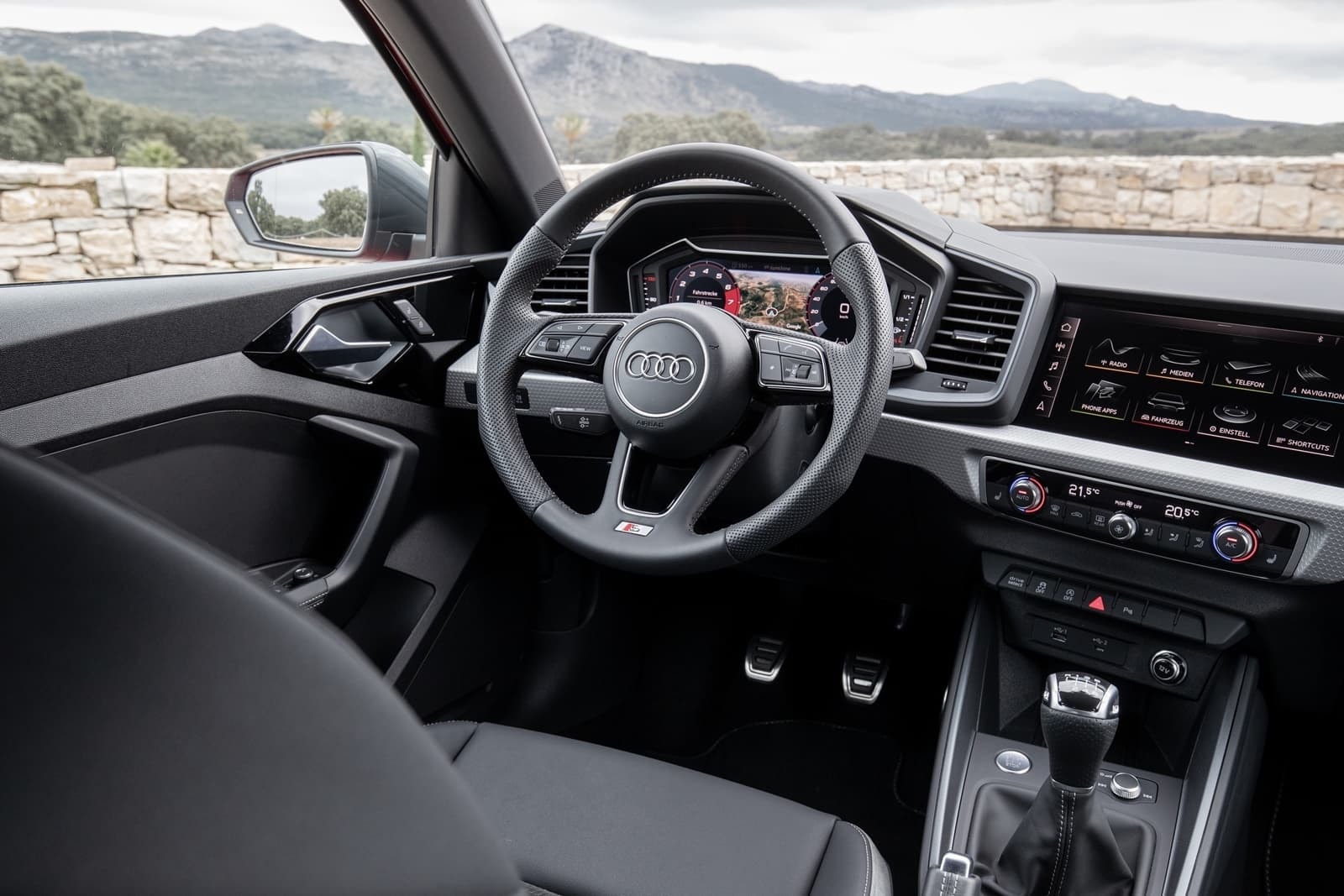 Vista del habitáculo del Audi A1, con énfasis en volante y consola central.